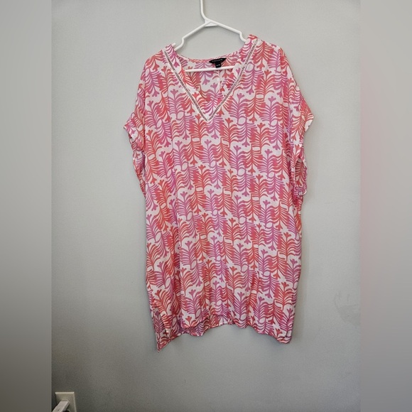 Tahari Coverup Tunic Top.
Pink/White
Size XXL - Picture 2 of 12